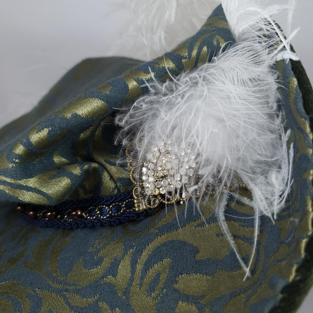 Chapeau d’inspiration Tudors en tissu damassé