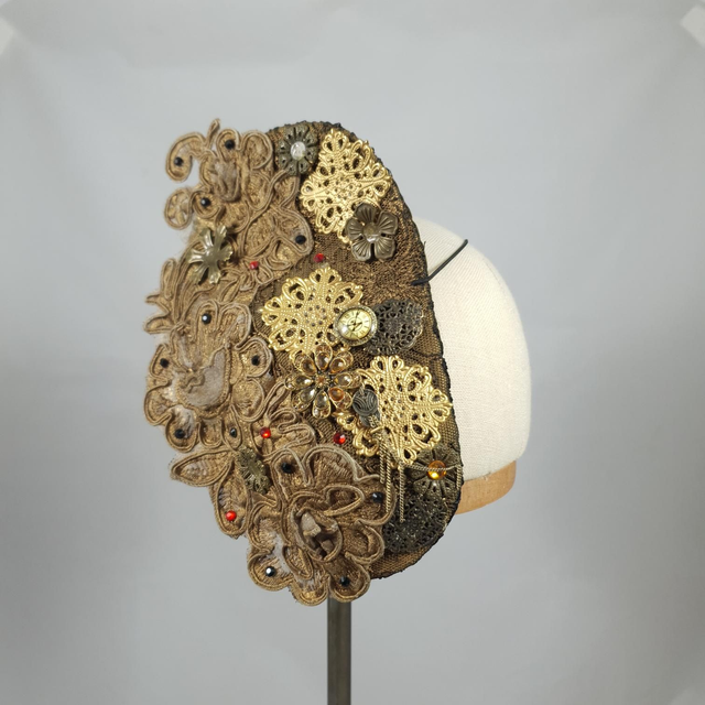 Accessoire ornemental de visage en tissu doré