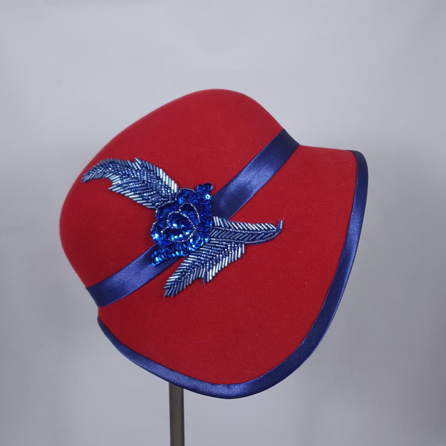Chapeau cloche en feutre rouge et bleu