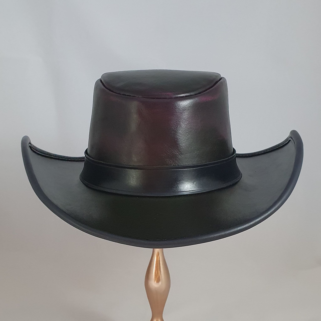 Chapeau en cuir à bords relevés – pourpre