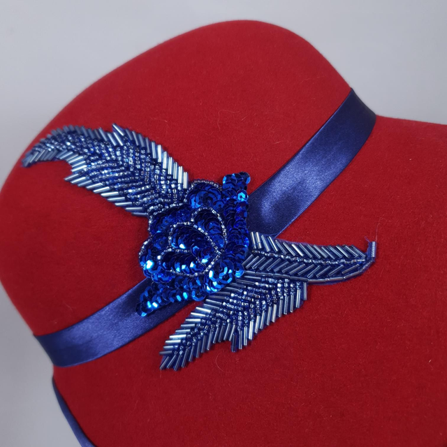 Chapeau cloche en feutre rouge et bleu