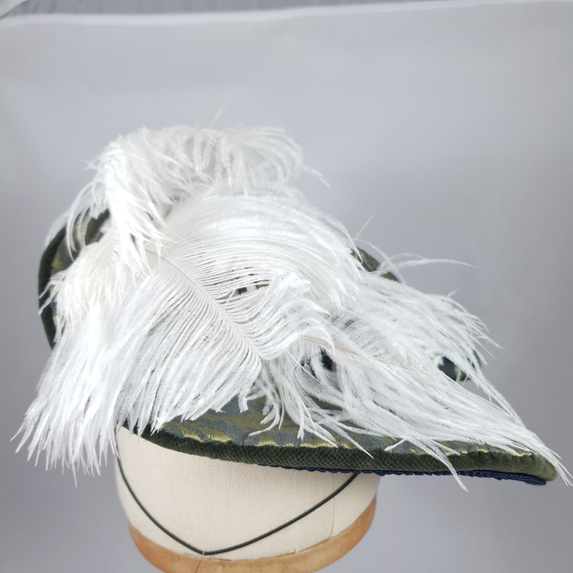 Chapeau d’inspiration Tudors en tissu damassé