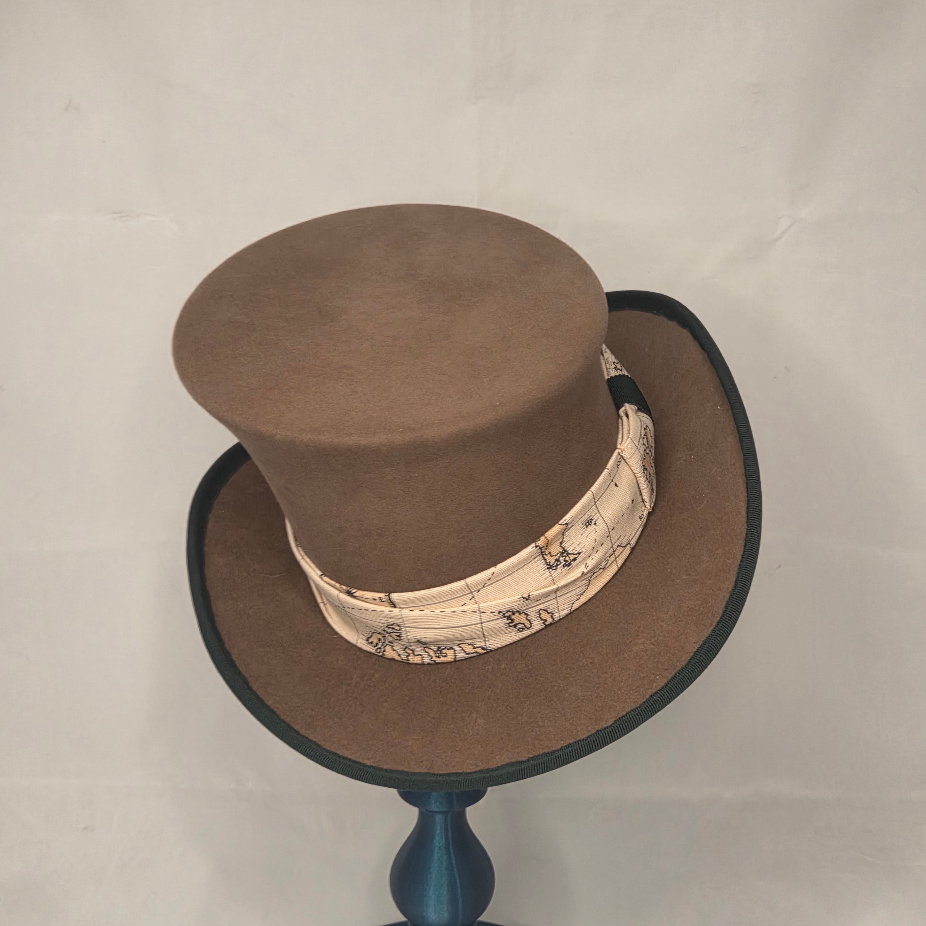 Haut de forme incliné – Méridien