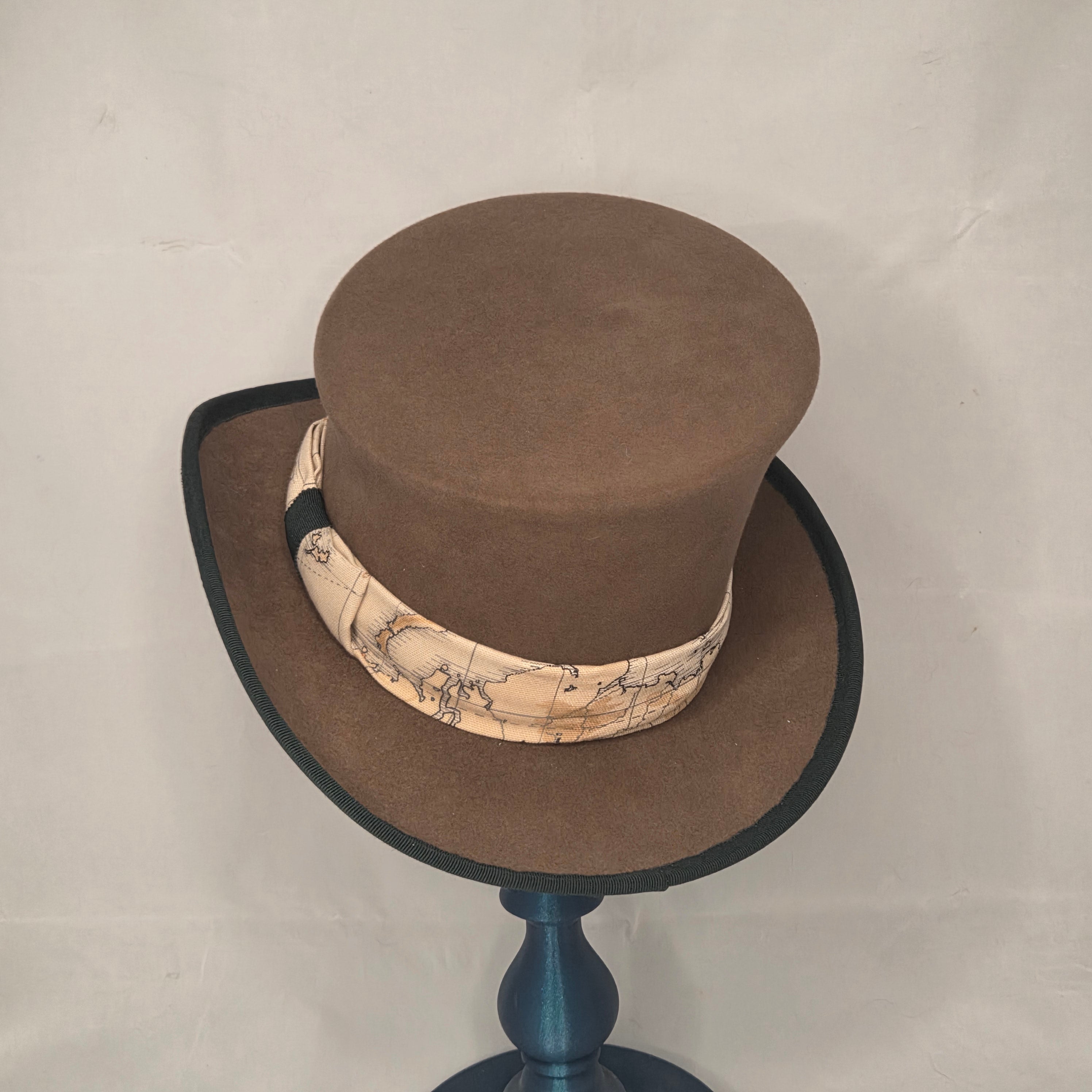 Haut de forme incliné – Méridien