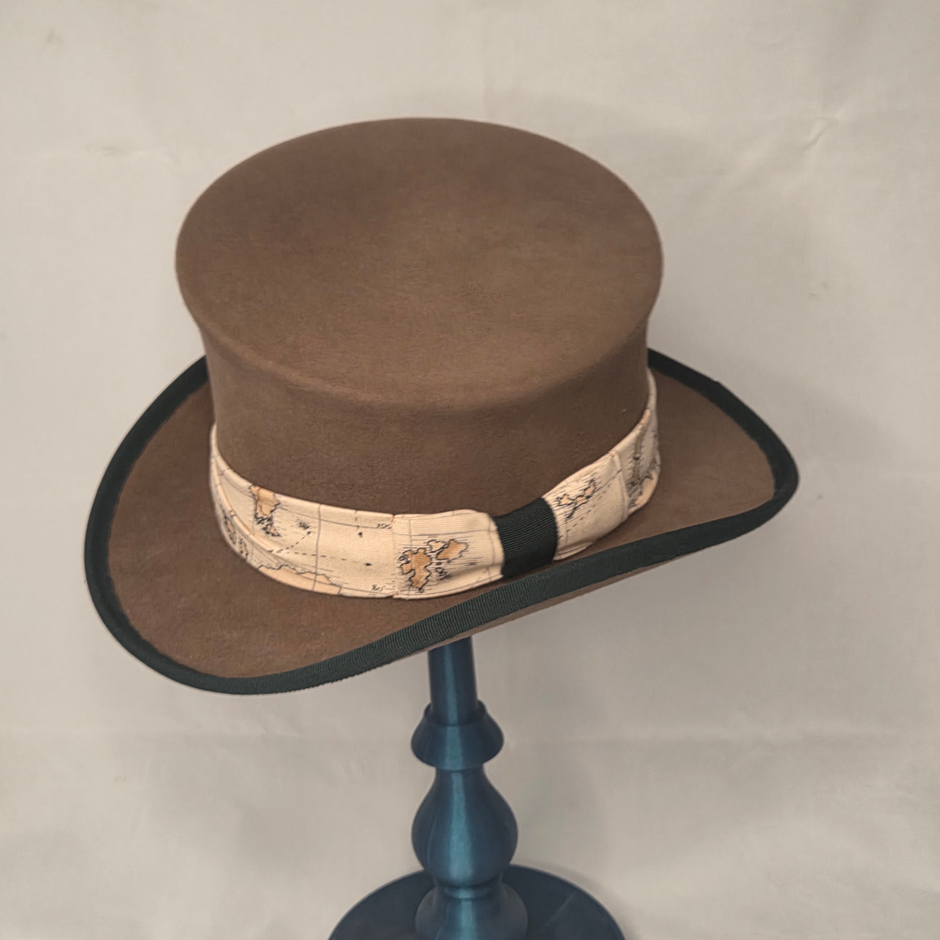 Haut de forme incliné – Méridien